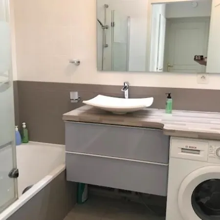 Spacious Modern 2 Bedroom Flat Great Location Old Town + Annecy